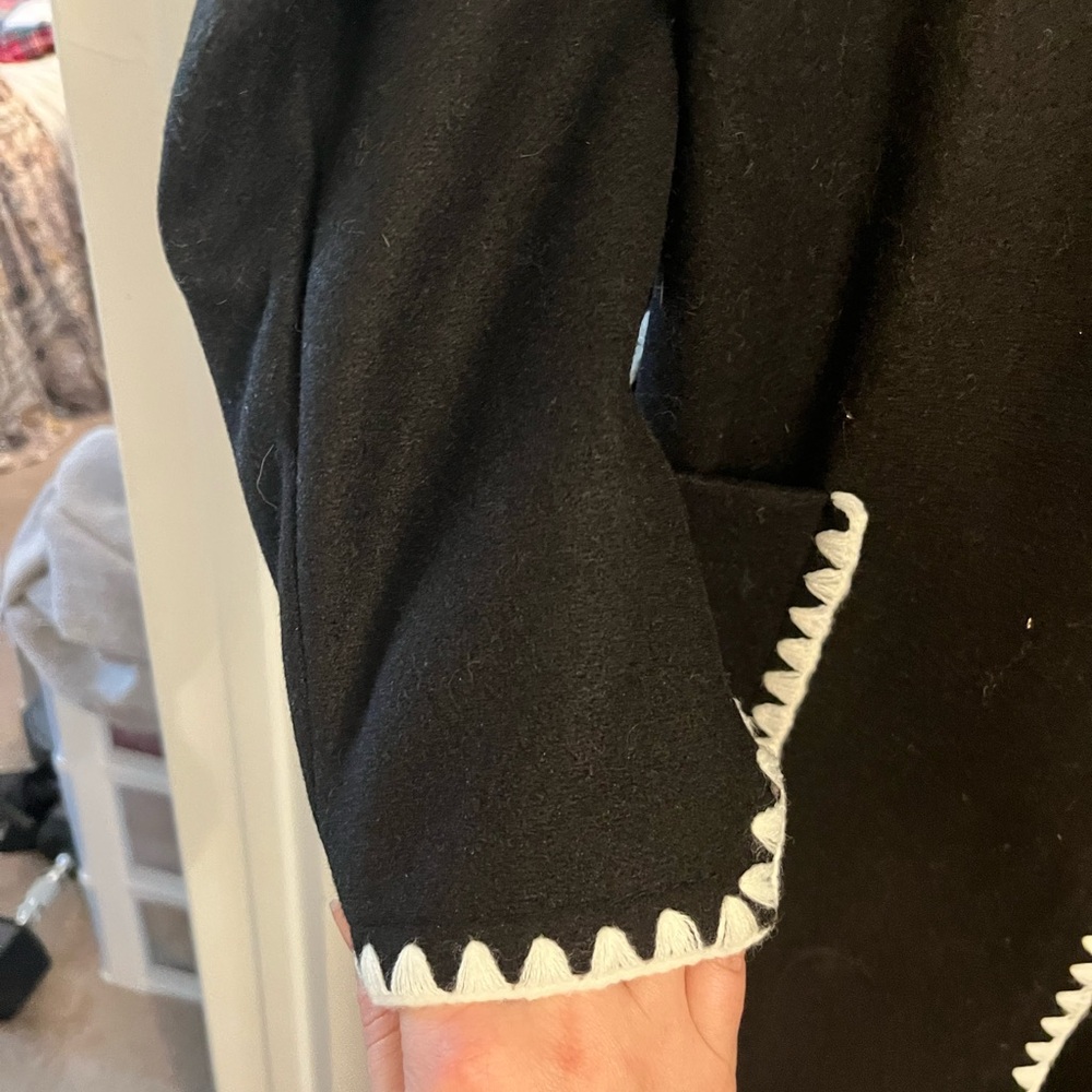 Chic Black Coat with White Trim - Picture 5 of 10